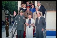 Fotografie: Feierliche Übergabe des Alliierten Kontrollhäuschens vom Checkpoint Charlie an das Deutsche Historische Museum in Berlin