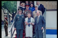Fotografie: Feierliche Übergabe des Alliierten Kontrollhäuschens vom Checkpoint Charlie an das Deutsche Historische Museum in Berlin