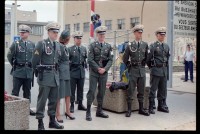 Fotografie: Abbau des Alliierten Kontrollhäuschens vom Checkpoint Charlie in Berlin-Kreuzberg