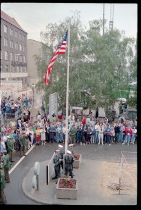 Fotografie: Abbau des Alliierten Kontrollhäuschens vom Checkpoint Charlie in Berlin-Kreuzberg