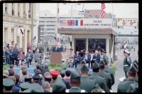 Fotografie: Abbau des Alliierten Kontrollhäuschens vom Checkpoint Charlie in Berlin-Kreuzberg