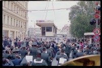 Fotografie: Abbau des Alliierten Kontrollhäuschens vom Checkpoint Charlie in Berlin-Kreuzberg