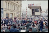 Fotografie: Abbau des Alliierten Kontrollhäuschens vom Checkpoint Charlie in Berlin-Kreuzberg
