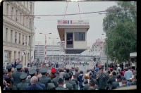 Fotografie: Abbau des Alliierten Kontrollhäuschens vom Checkpoint Charlie in Berlin-Kreuzberg
