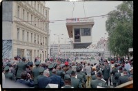 Fotografie: Abbau des Alliierten Kontrollhäuschens vom Checkpoint Charlie in Berlin-Kreuzberg