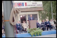 Fotografie: Abbau des Alliierten Kontrollhäuschens vom Checkpoint Charlie in Berlin-Kreuzberg