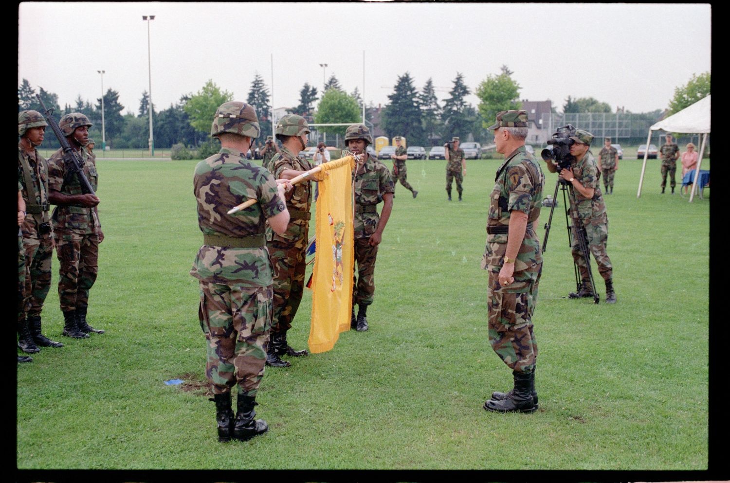 Fotografie: Einholung der Fahne des 40th Armor Regiment der U.S. Army Berlin in Berlin-Lichterfelde