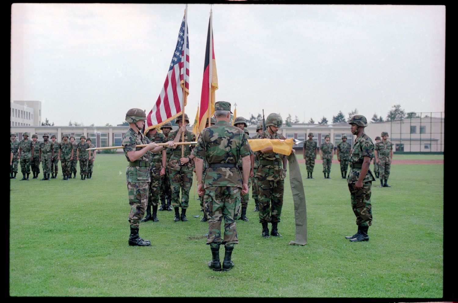 Fotografie: Einholung der Fahne des 40th Armor Regiment der U.S. Army Berlin in Berlin-Lichterfelde