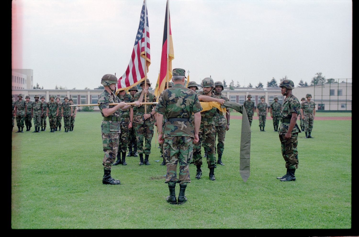 Fotografie: Einholung der Fahne des 40th Armor Regiment der U.S. Army Berlin in Berlin-Lichterfelde