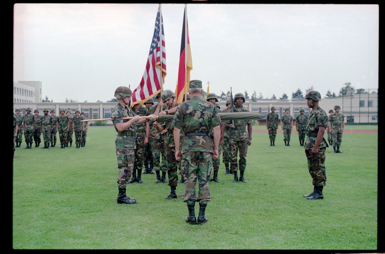 Fotografie: Einholung der Fahne des 40th Armor Regiment der U.S. Army Berlin in Berlin-Lichterfelde