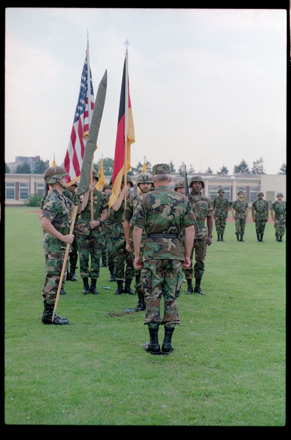 Fotografie: Einholung der Fahne des 40th Armor Regiment der U.S. Army Berlin in Berlin-Lichterfelde