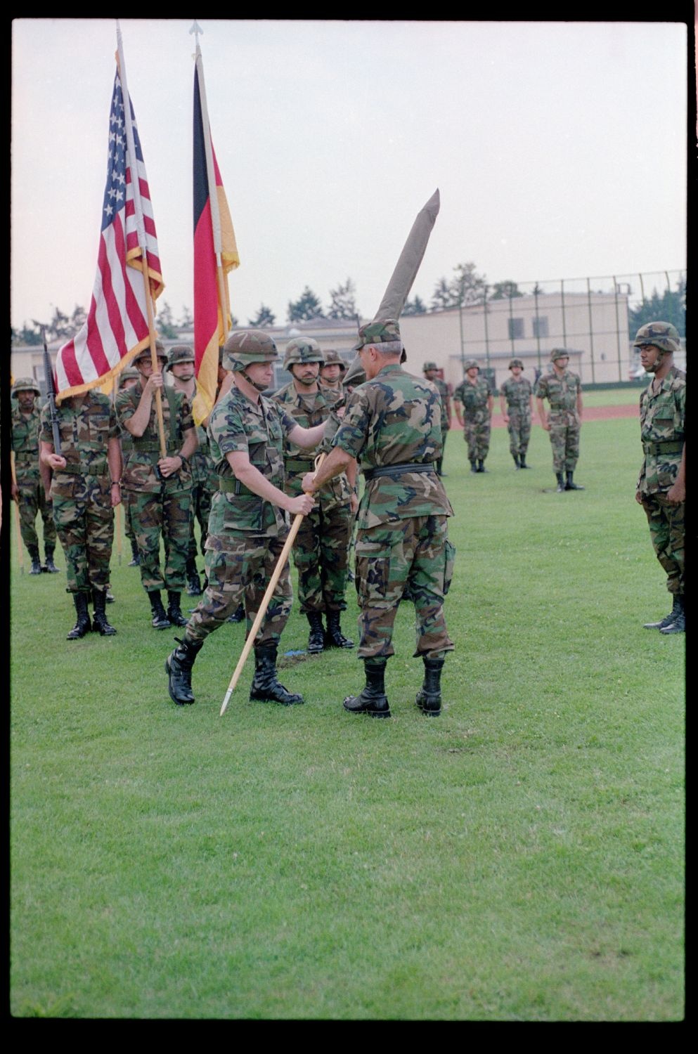 Fotografie: Einholung der Fahne des 40th Armor Regiment der U.S. Army Berlin in Berlin-Lichterfelde