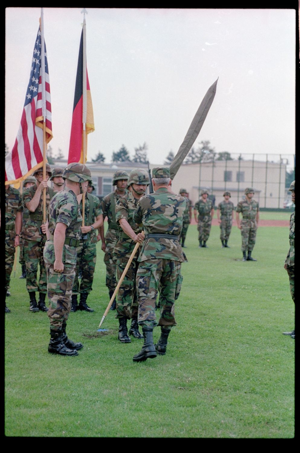 Fotografie: Einholung der Fahne des 40th Armor Regiment der U.S. Army Berlin in Berlin-Lichterfelde