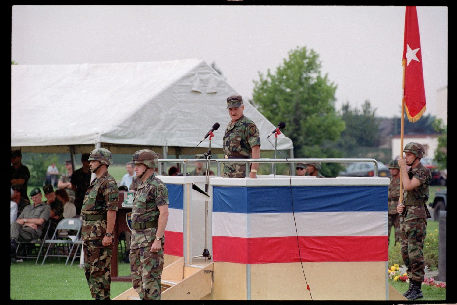 Fotografie: Einholung der Fahne des 40th Armor Regiment der U.S. Army Berlin in Berlin-Lichterfelde