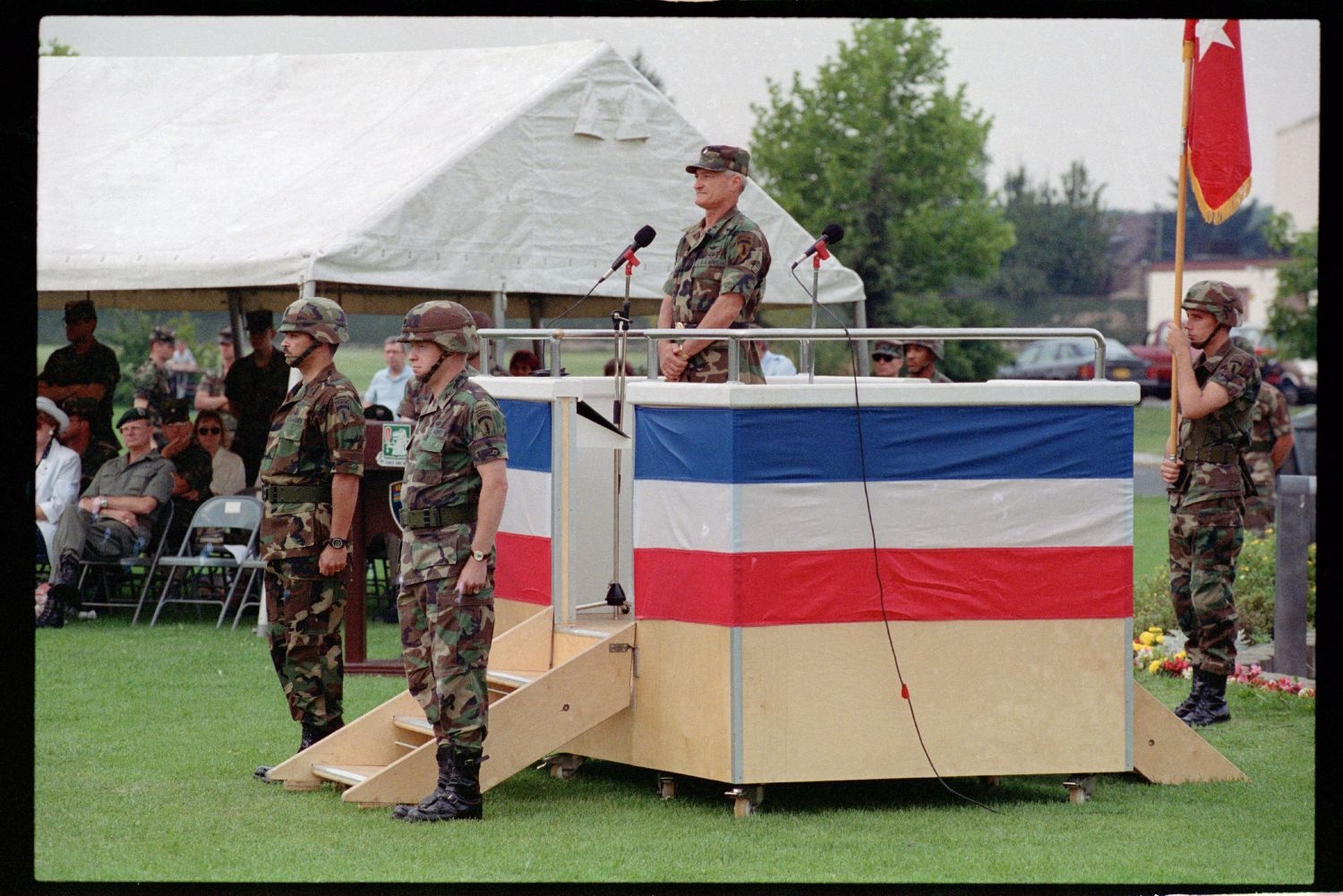 Fotografie: Einholung der Fahne des 40th Armor Regiment der U.S. Army Berlin in Berlin-Lichterfelde