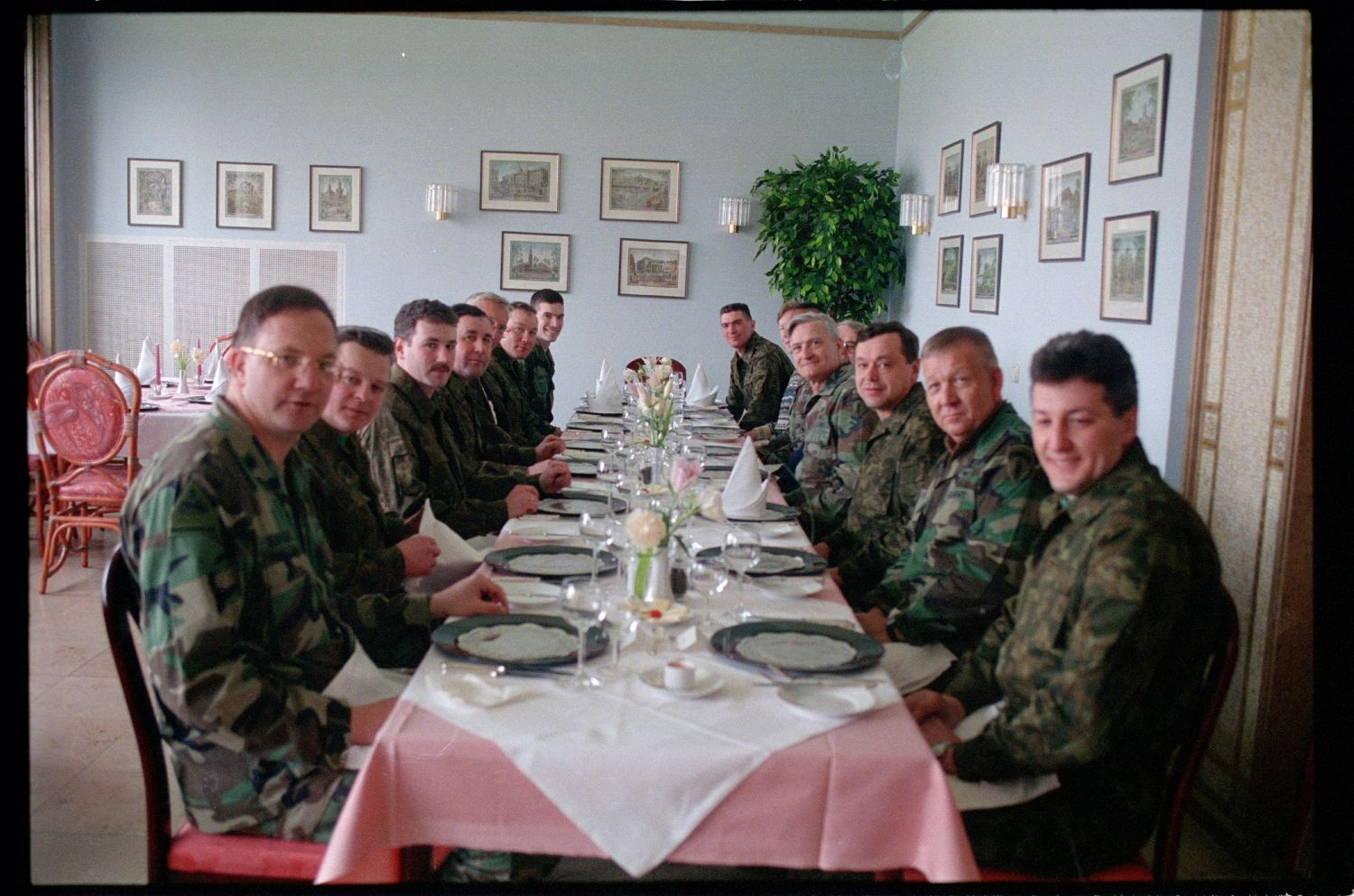 Fotografie: Besuch von Offizieren der russischen Berlin Brigade auf dem Schießplatz Rose Range der U.S. Army Berlin in Berlin-Wannsee