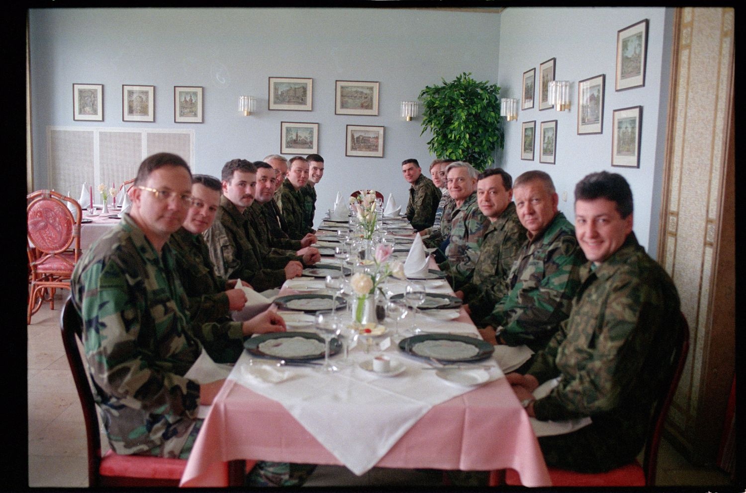 Fotografie: Besuch von Offizieren der russischen Berlin Brigade auf dem Schießplatz Rose Range der U.S. Army Berlin in Berlin-Wannsee