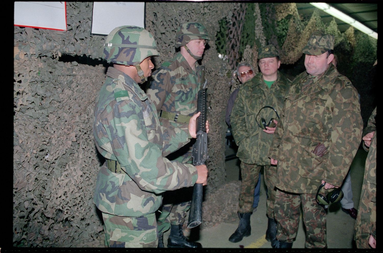 Fotografie: Besuch von Offizieren der russischen Berlin Brigade auf dem Schießplatz Rose Range der U.S. Army Berlin in Berlin-Wannsee