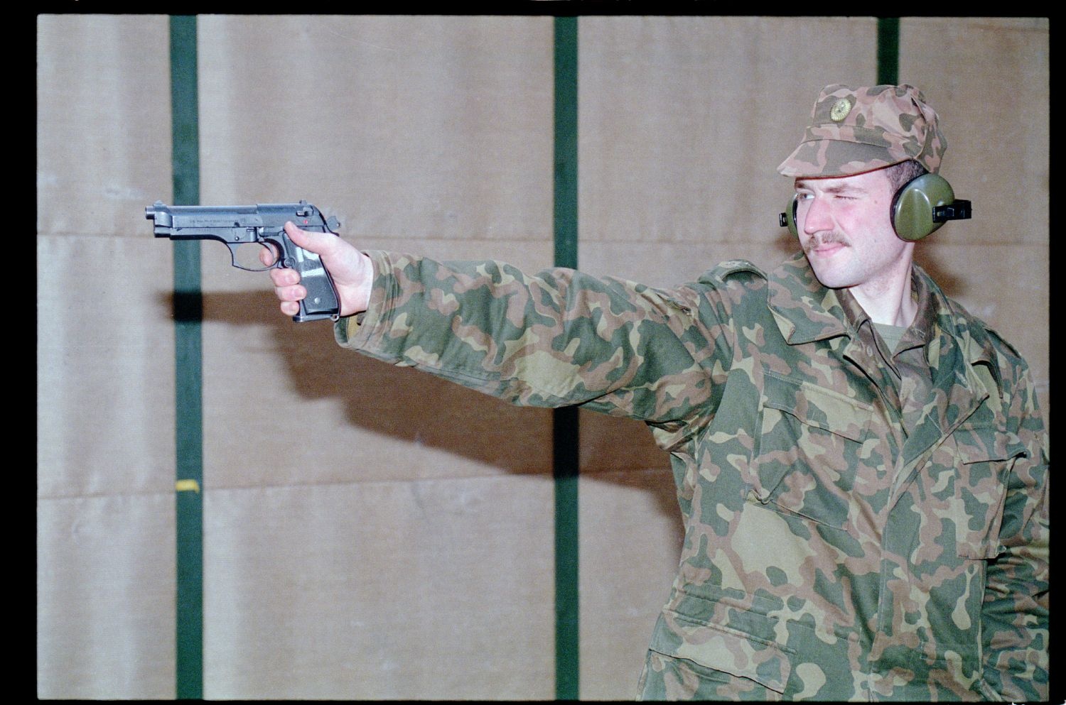 Fotografie: Besuch von Offizieren der russischen Berlin Brigade auf dem Schießplatz Rose Range der U.S. Army Berlin in Berlin-Wannsee