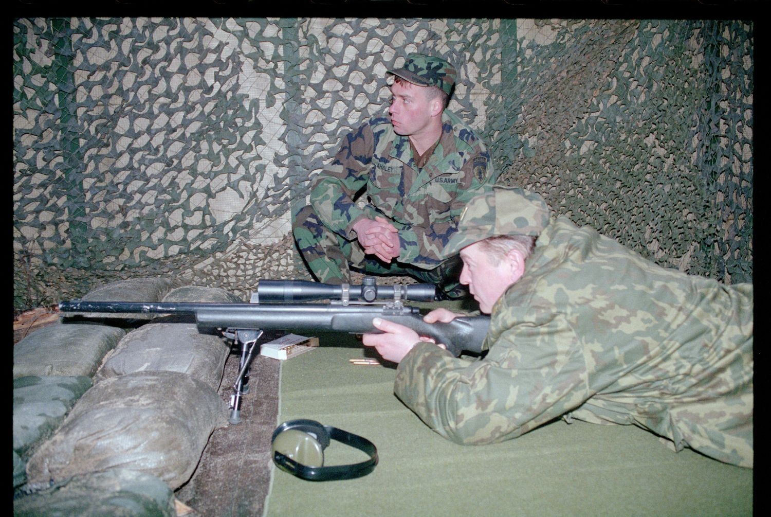 Fotografie: Besuch von Offizieren der russischen Berlin Brigade auf dem Schießplatz Rose Range der U.S. Army Berlin in Berlin-Wannsee