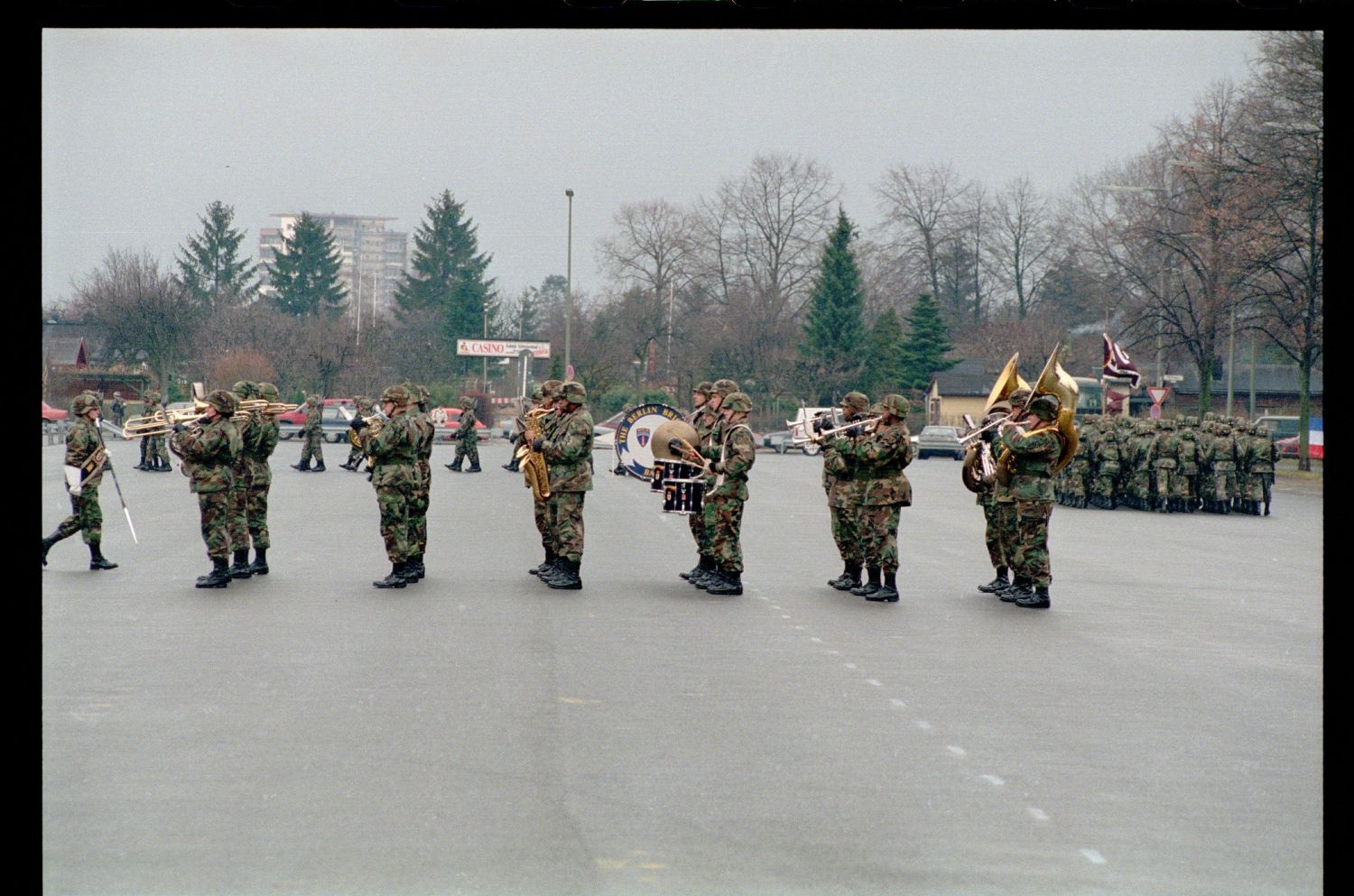 Fotografie: Verleihung des Fahnenbandes der Bundesrepublik Deutschland an Einheiten der U.S. Army Berlin in Berlin-Lichterfelde