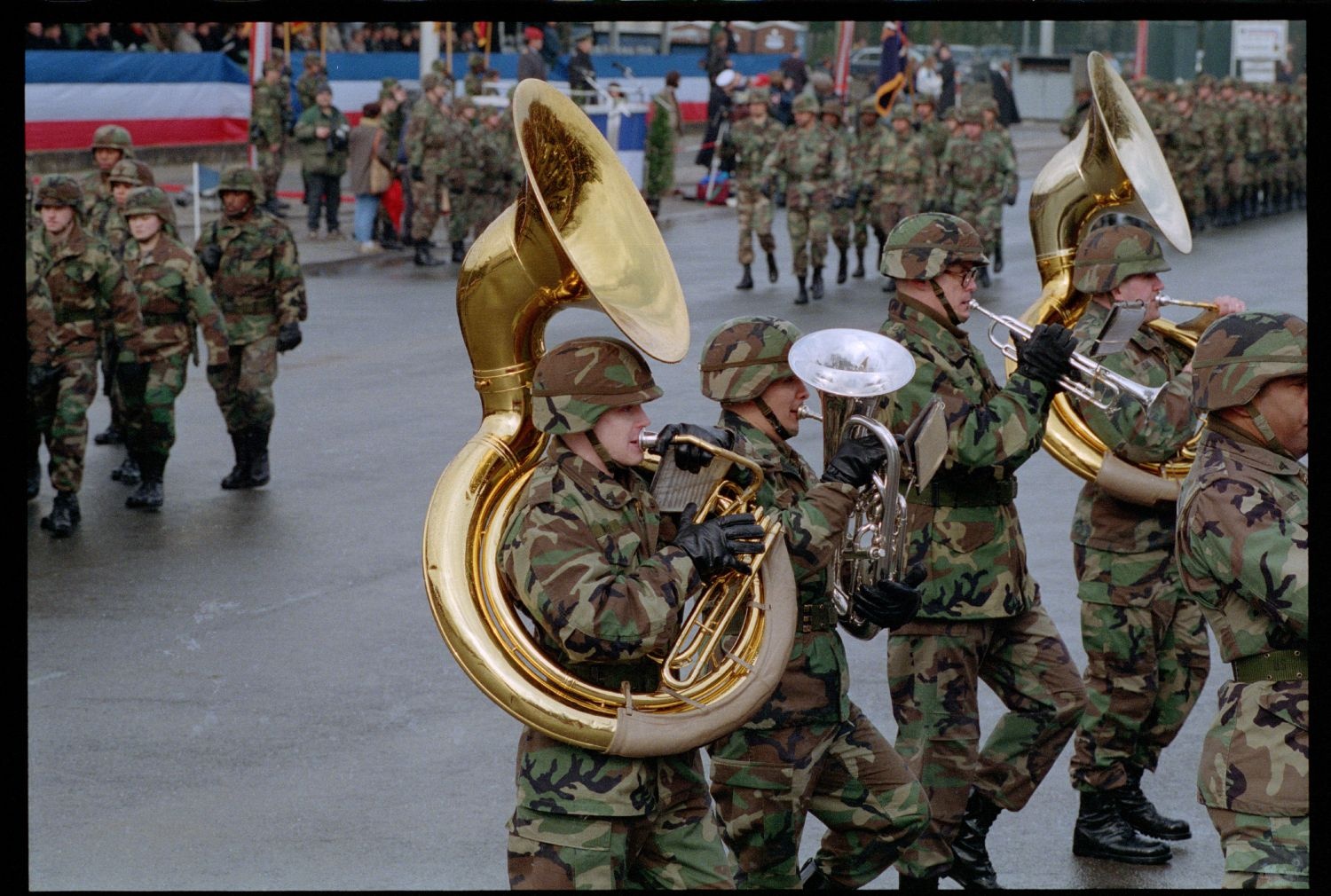 Fotografie: Verleihung des Fahnenbandes der Bundesrepublik Deutschland an Einheiten der U.S. Army Berlin in Berlin-Lichterfelde