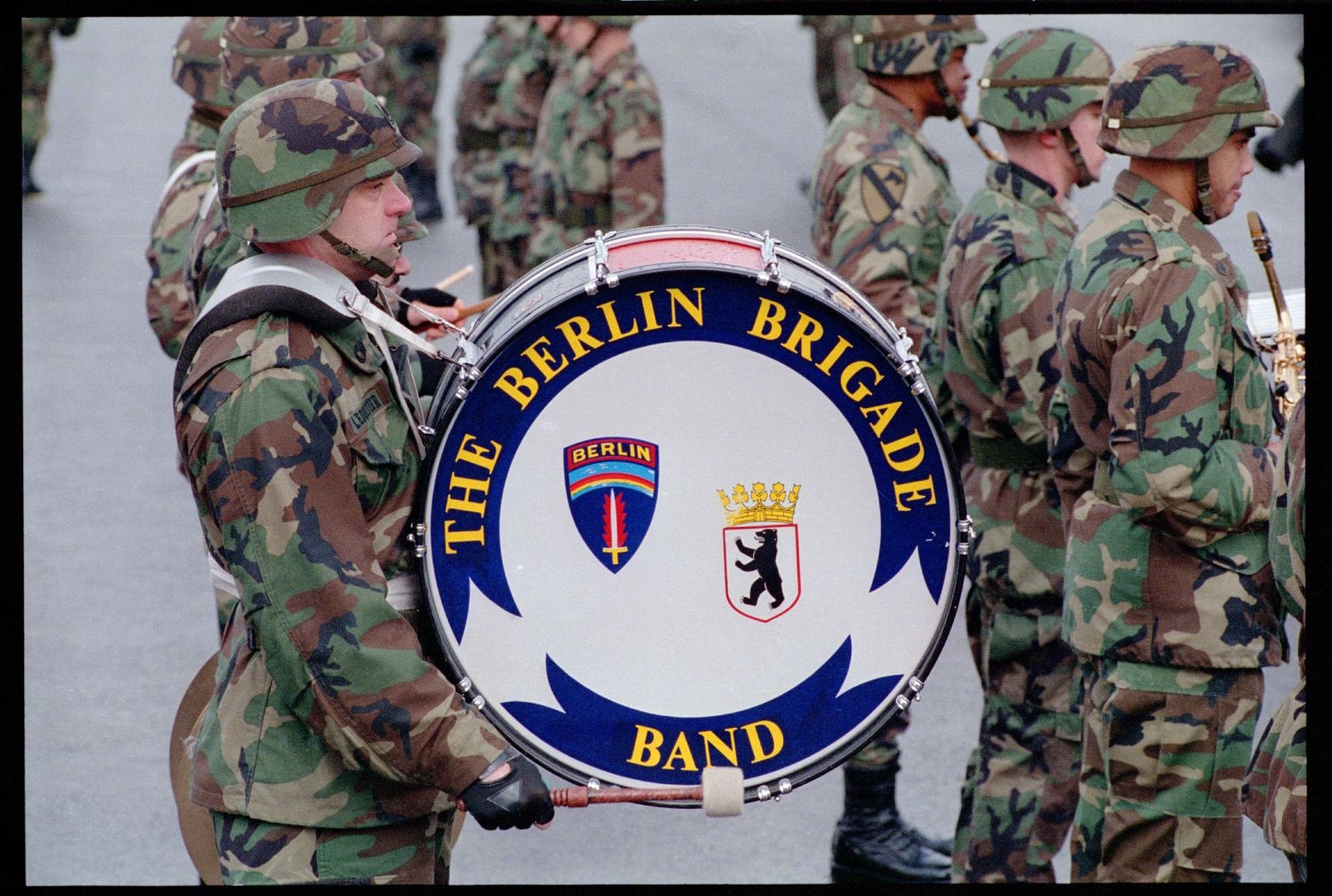 Fotografie: Verleihung des Fahnenbandes der Bundesrepublik Deutschland an Einheiten der U.S. Army Berlin in Berlin-Lichterfelde