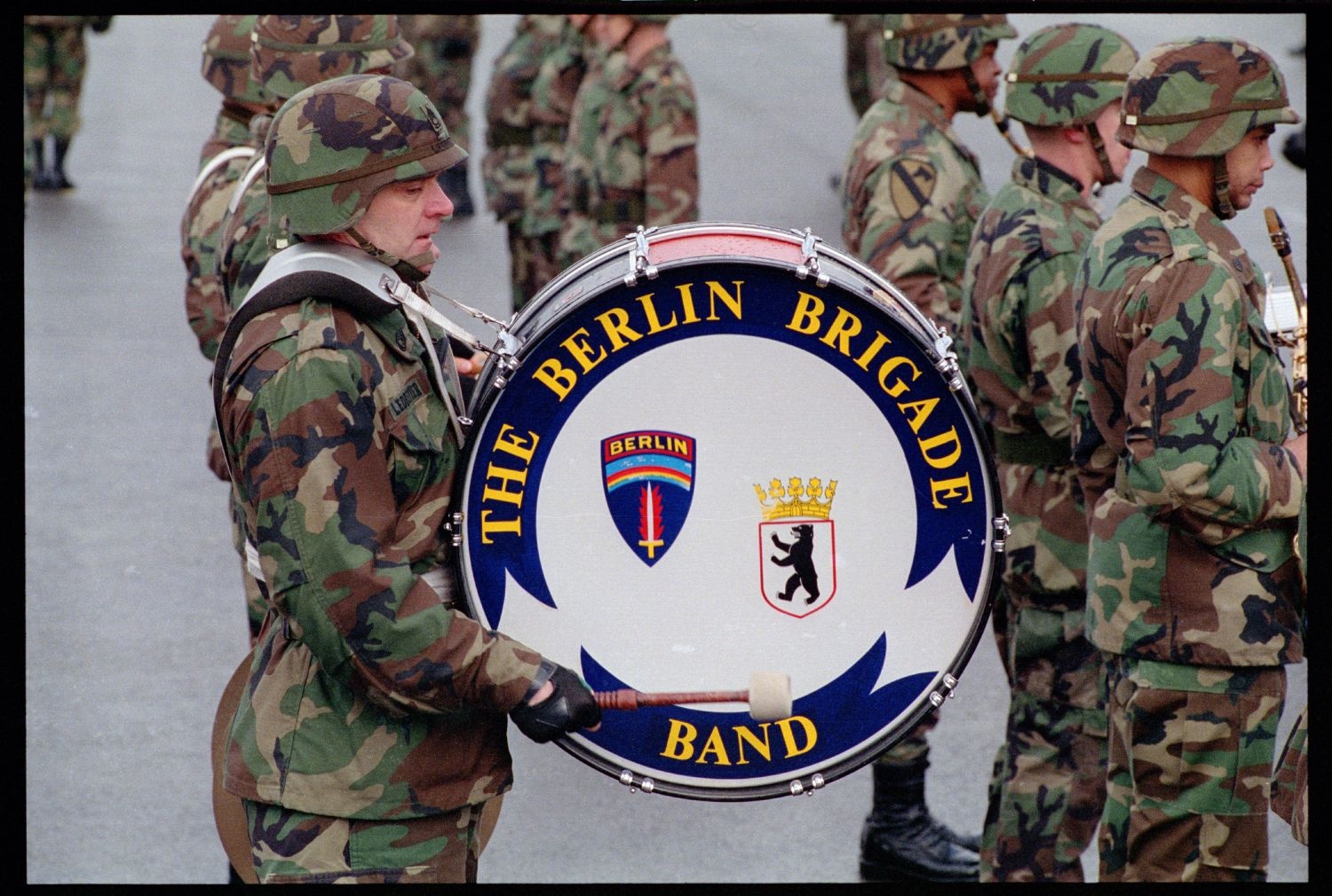 Fotografie: Verleihung des Fahnenbandes der Bundesrepublik Deutschland an Einheiten der U.S. Army Berlin in Berlin-Lichterfelde