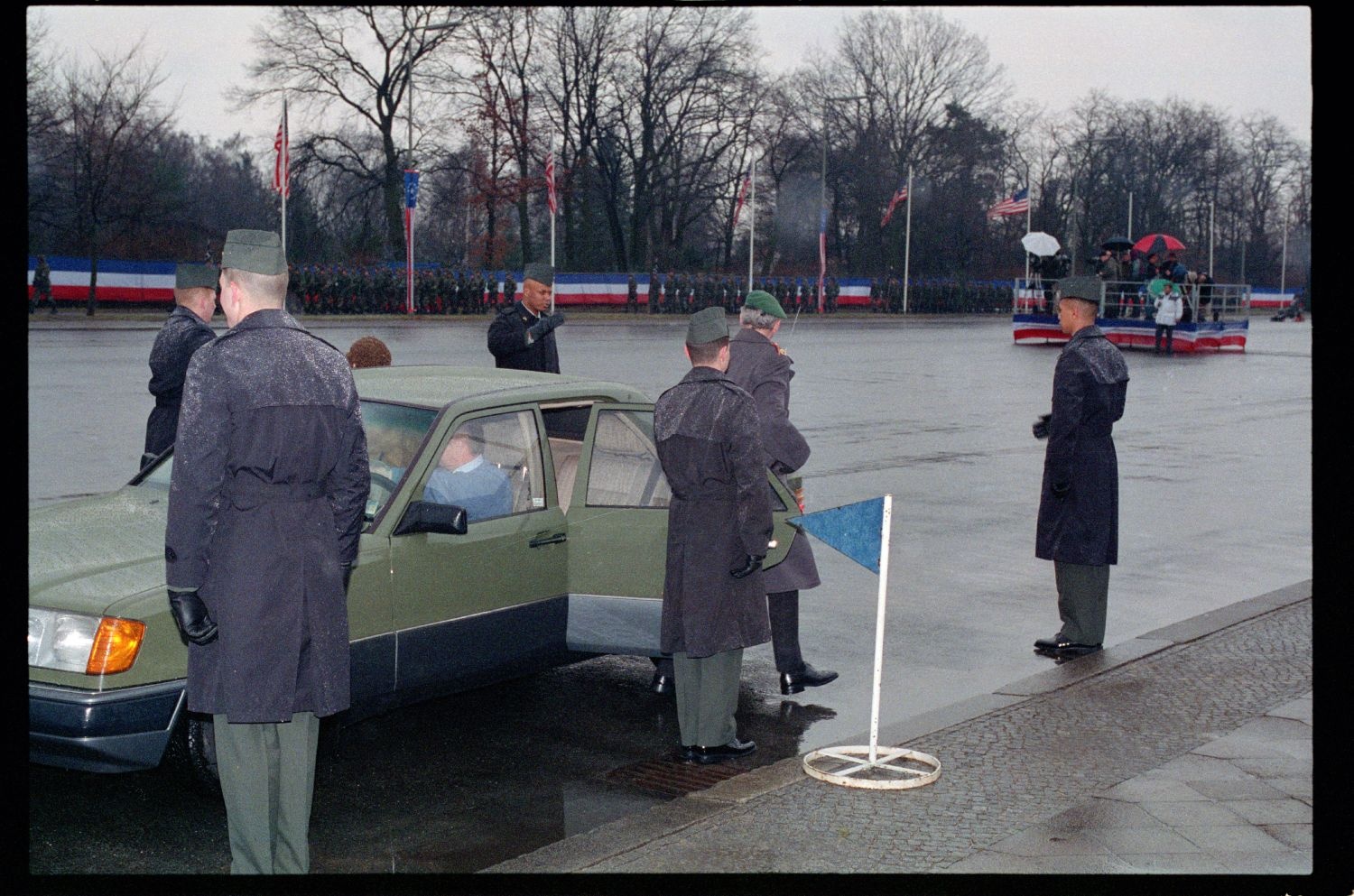 Fotografie: Verleihung des Fahnenbandes der Bundesrepublik Deutschland an Einheiten der U.S. Army Berlin in Berlin-Lichterfelde