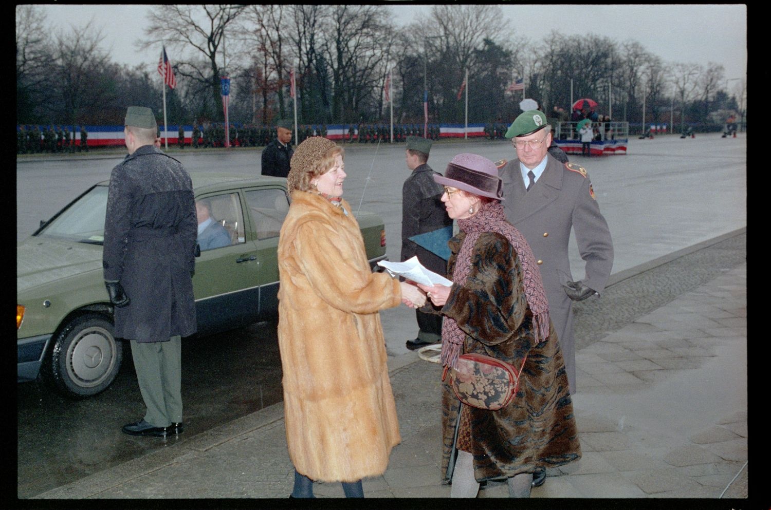 Fotografie: Verleihung des Fahnenbandes der Bundesrepublik Deutschland an Einheiten der U.S. Army Berlin in Berlin-Lichterfelde