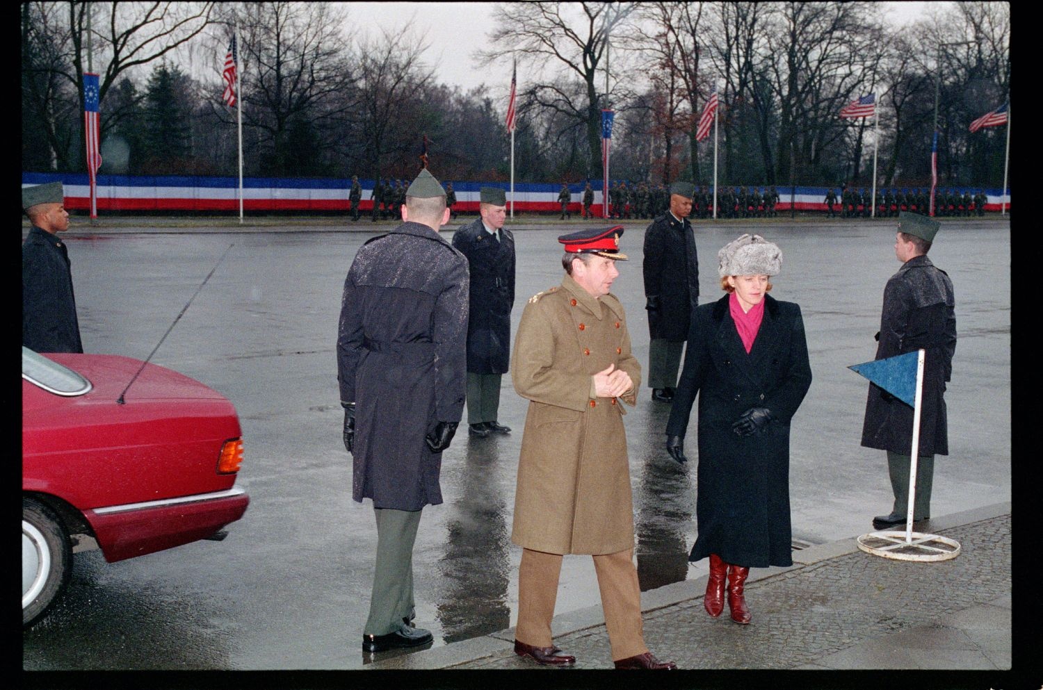 Fotografie: Verleihung des Fahnenbandes der Bundesrepublik Deutschland an Einheiten der U.S. Army Berlin in Berlin-Lichterfelde