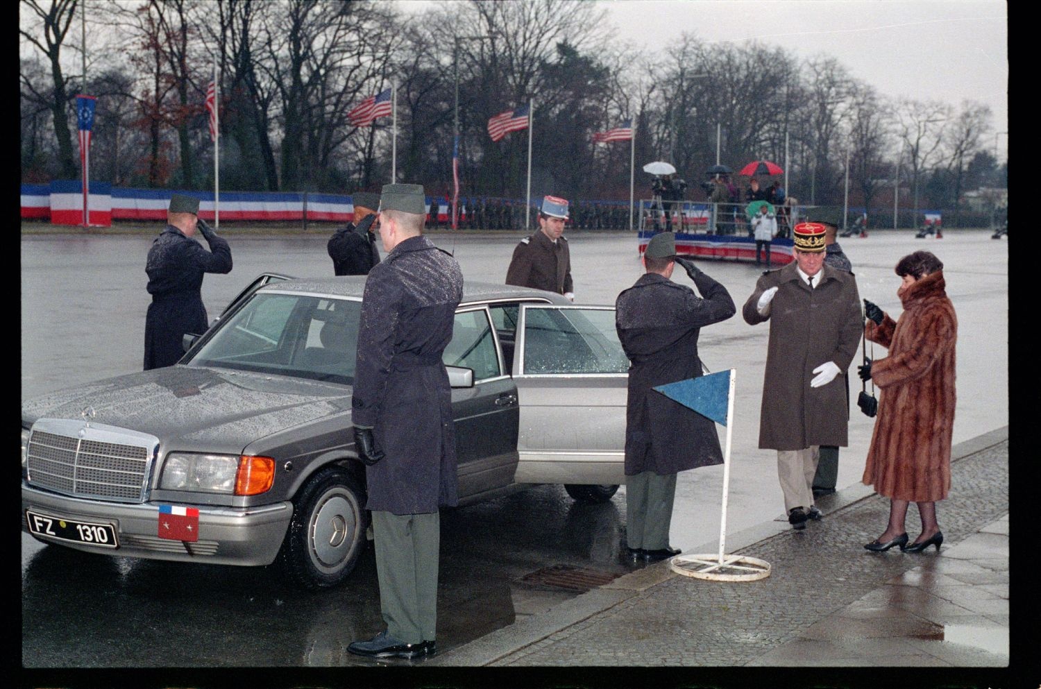 Fotografie: Verleihung des Fahnenbandes der Bundesrepublik Deutschland an Einheiten der U.S. Army Berlin in Berlin-Lichterfelde