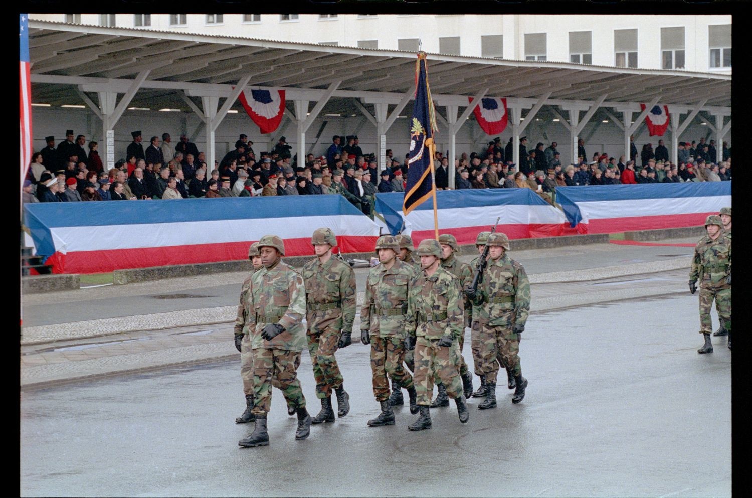 Fotografie: Verleihung des Fahnenbandes der Bundesrepublik Deutschland an Einheiten der U.S. Army Berlin in Berlin-Lichterfelde