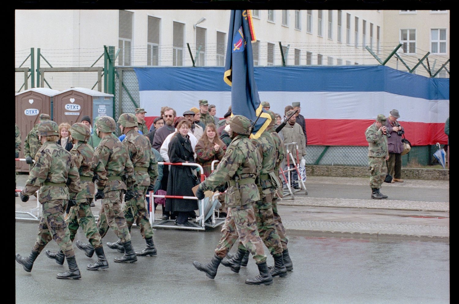 Fotografie: Verleihung des Fahnenbandes der Bundesrepublik Deutschland an Einheiten der U.S. Army Berlin in Berlin-Lichterfelde