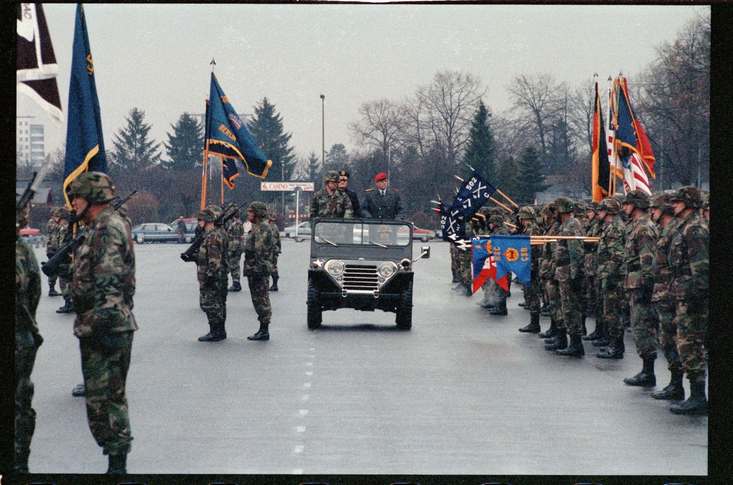 Fotografie: Verleihung des Fahnenbandes der Bundesrepublik Deutschland an Einheiten der U.S. Army Berlin in Berlin-Lichterfelde