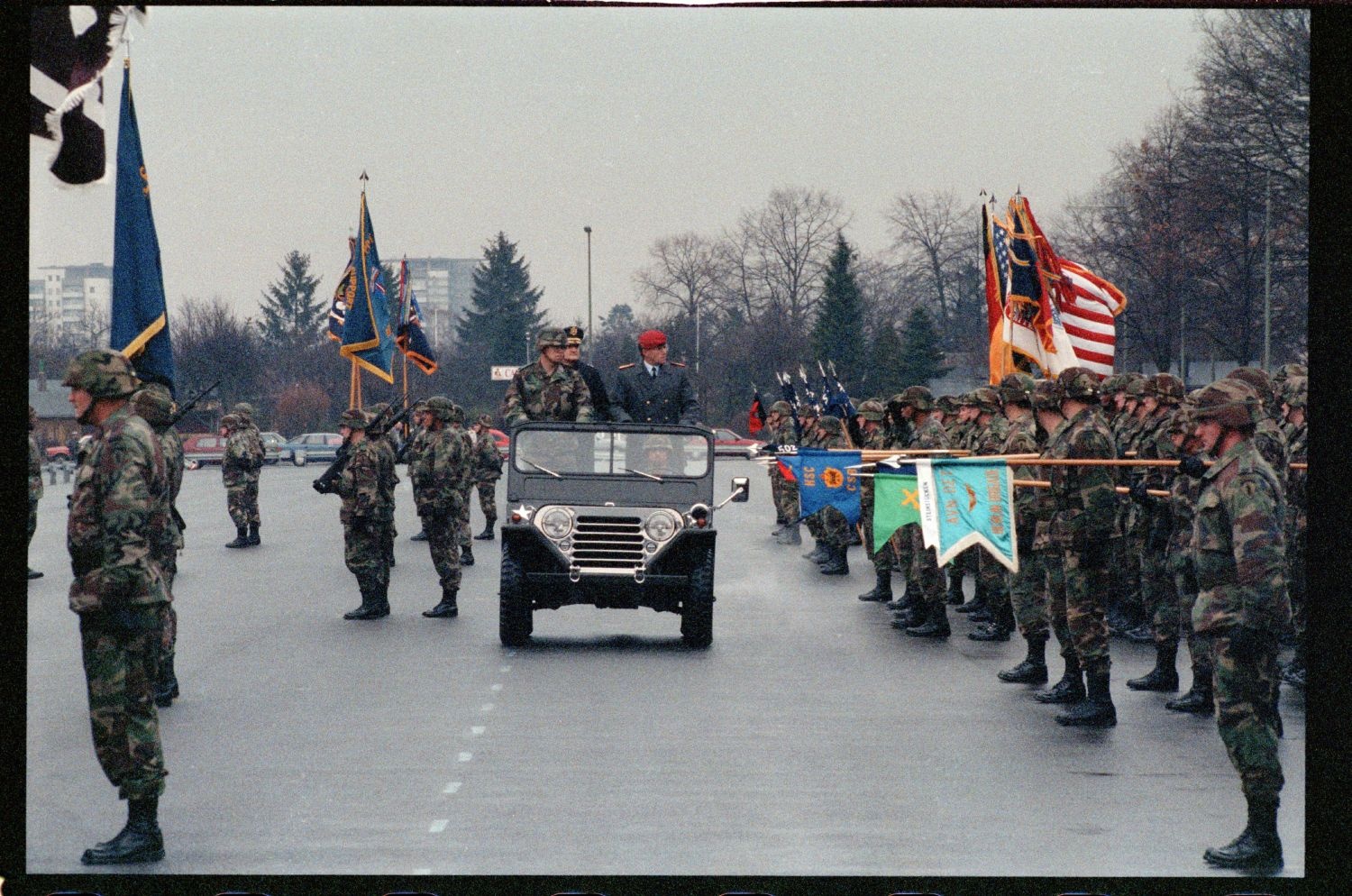 Fotografie: Verleihung des Fahnenbandes der Bundesrepublik Deutschland an Einheiten der U.S. Army Berlin in Berlin-Lichterfelde