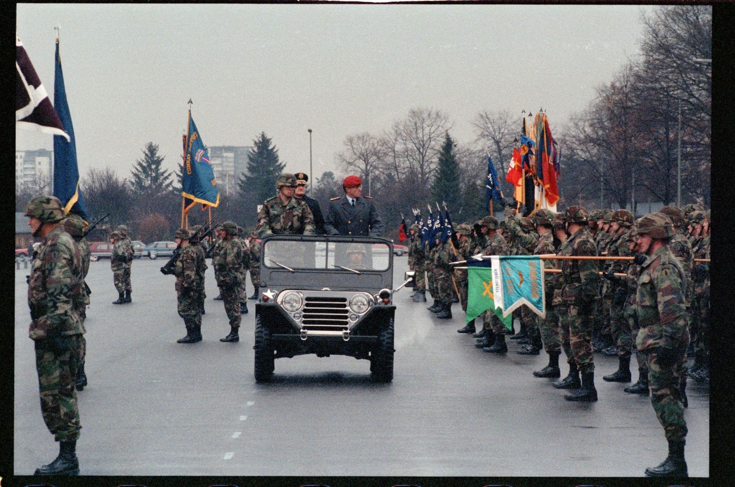 Fotografie: Verleihung des Fahnenbandes der Bundesrepublik Deutschland an Einheiten der U.S. Army Berlin in Berlin-Lichterfelde