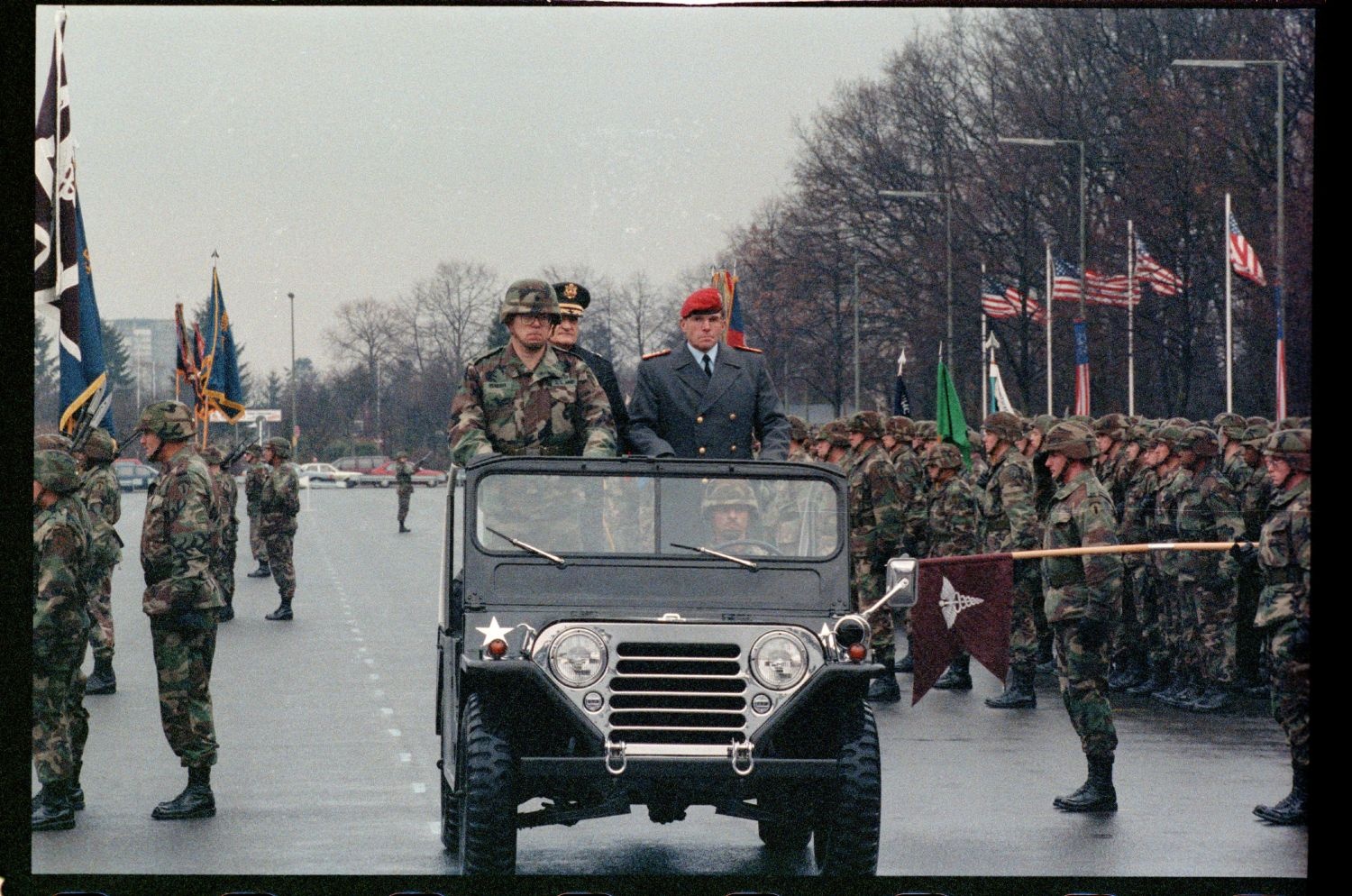 Fotografie: Verleihung des Fahnenbandes der Bundesrepublik Deutschland an Einheiten der U.S. Army Berlin in Berlin-Lichterfelde