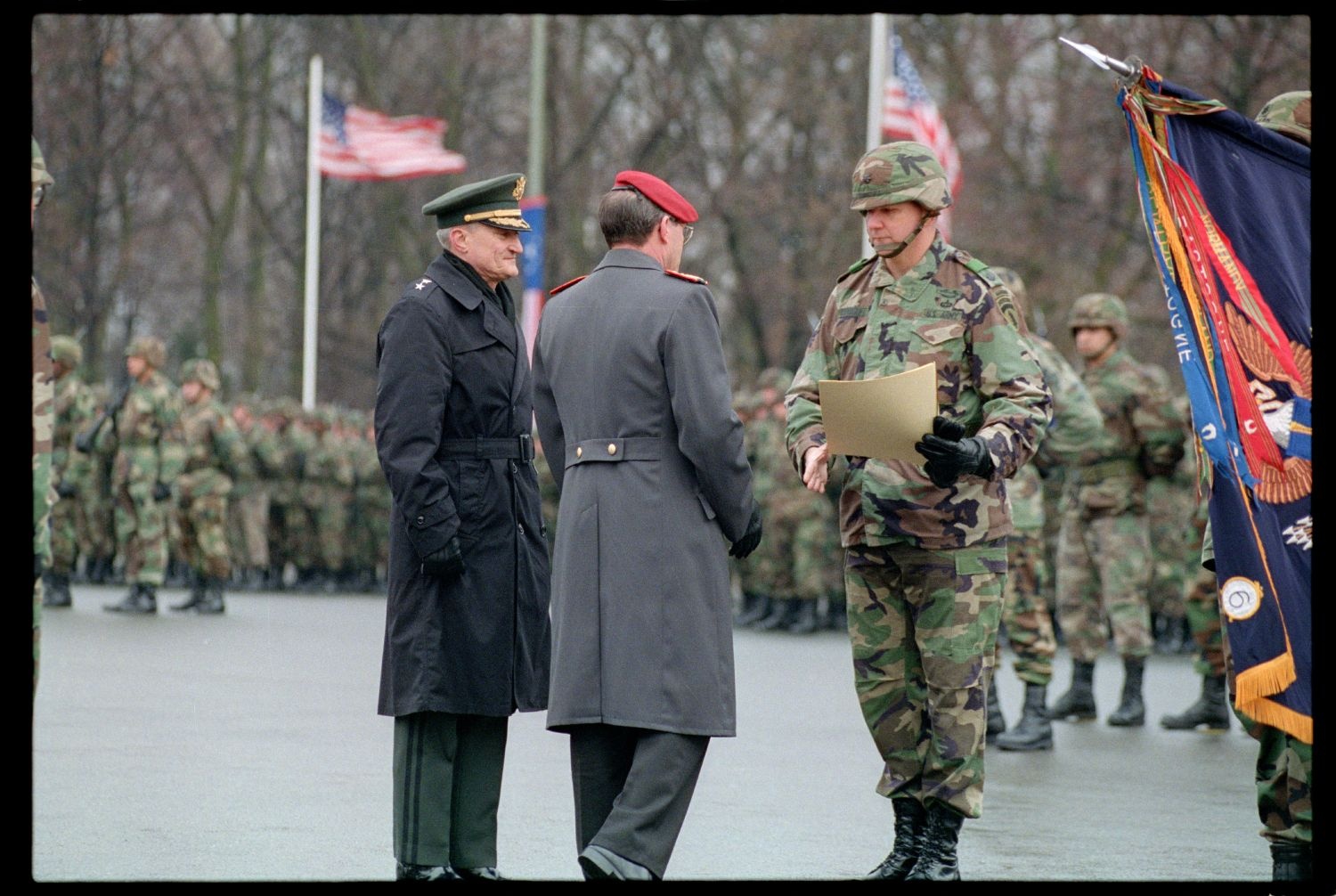 Fotografie: Verleihung des Fahnenbandes der Bundesrepublik Deutschland an Einheiten der U.S. Army Berlin in Berlin-Lichterfelde