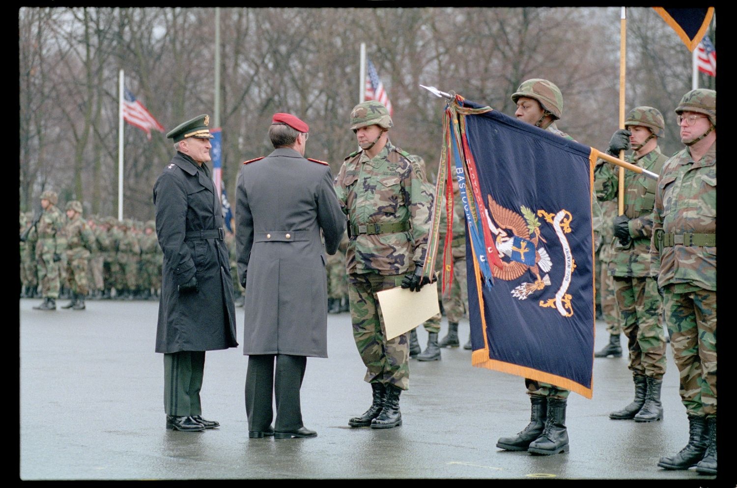 Fotografie: Verleihung des Fahnenbandes der Bundesrepublik Deutschland an Einheiten der U.S. Army Berlin in Berlin-Lichterfelde