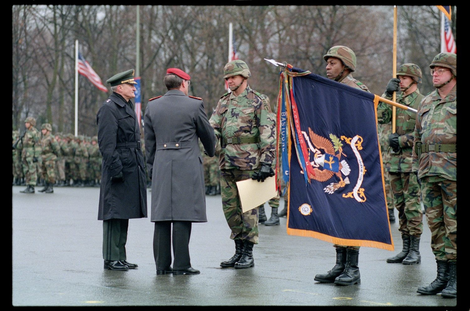 Fotografie: Verleihung des Fahnenbandes der Bundesrepublik Deutschland an Einheiten der U.S. Army Berlin in Berlin-Lichterfelde