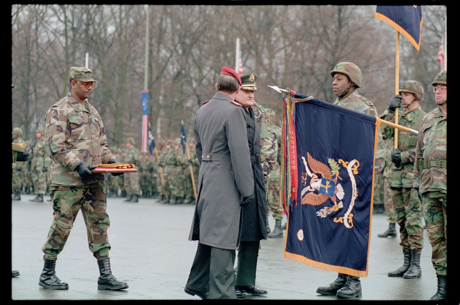 Fotografie: Verleihung des Fahnenbandes der Bundesrepublik Deutschland an Einheiten der U.S. Army Berlin in Berlin-Lichterfelde