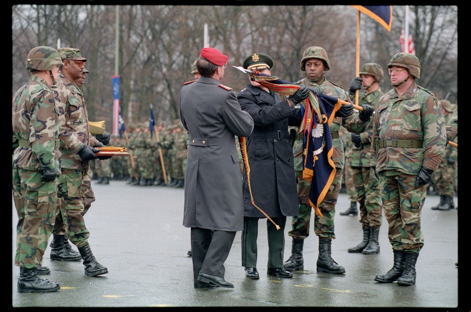 Fotografie: Verleihung des Fahnenbandes der Bundesrepublik Deutschland an Einheiten der U.S. Army Berlin in Berlin-Lichterfelde