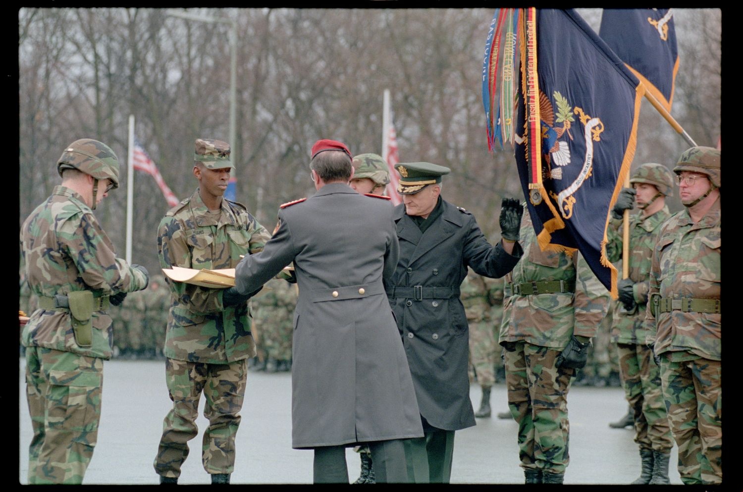 Fotografie: Verleihung des Fahnenbandes der Bundesrepublik Deutschland an Einheiten der U.S. Army Berlin in Berlin-Lichterfelde