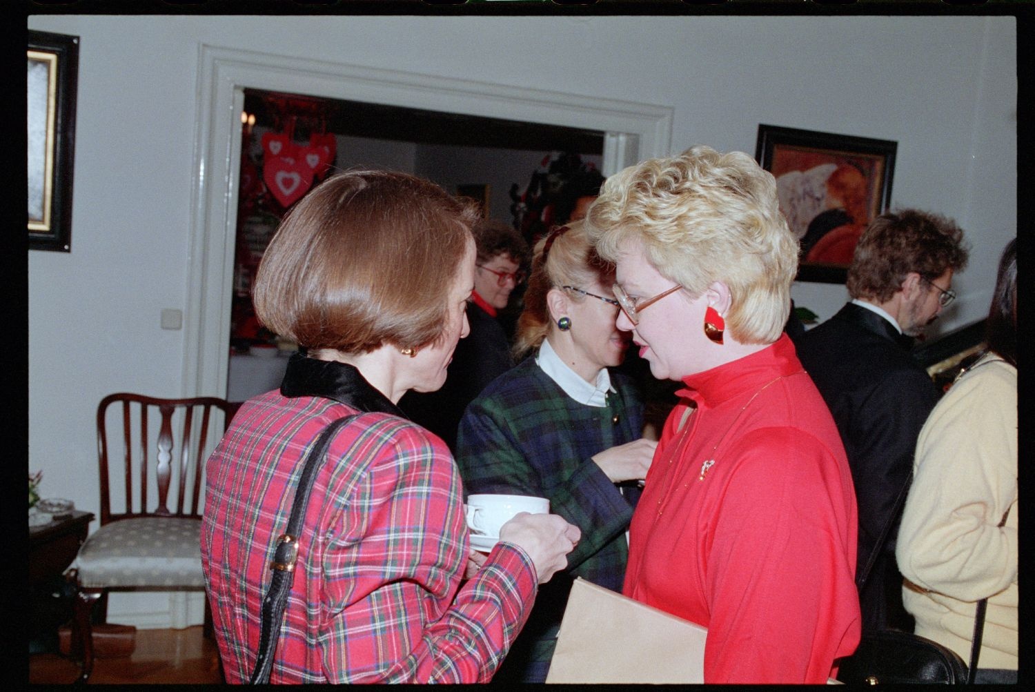 Fotografie: "St. Valentine’s Coffee Morning" der Allied Wives in der Residenz von Colonel Alfred W. Baker in Berlin-Dahlem