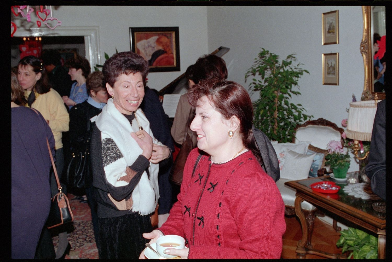 Fotografie: "St. Valentine’s Coffee Morning" der Allied Wives in der Residenz von Colonel Alfred W. Baker in Berlin-Dahlem