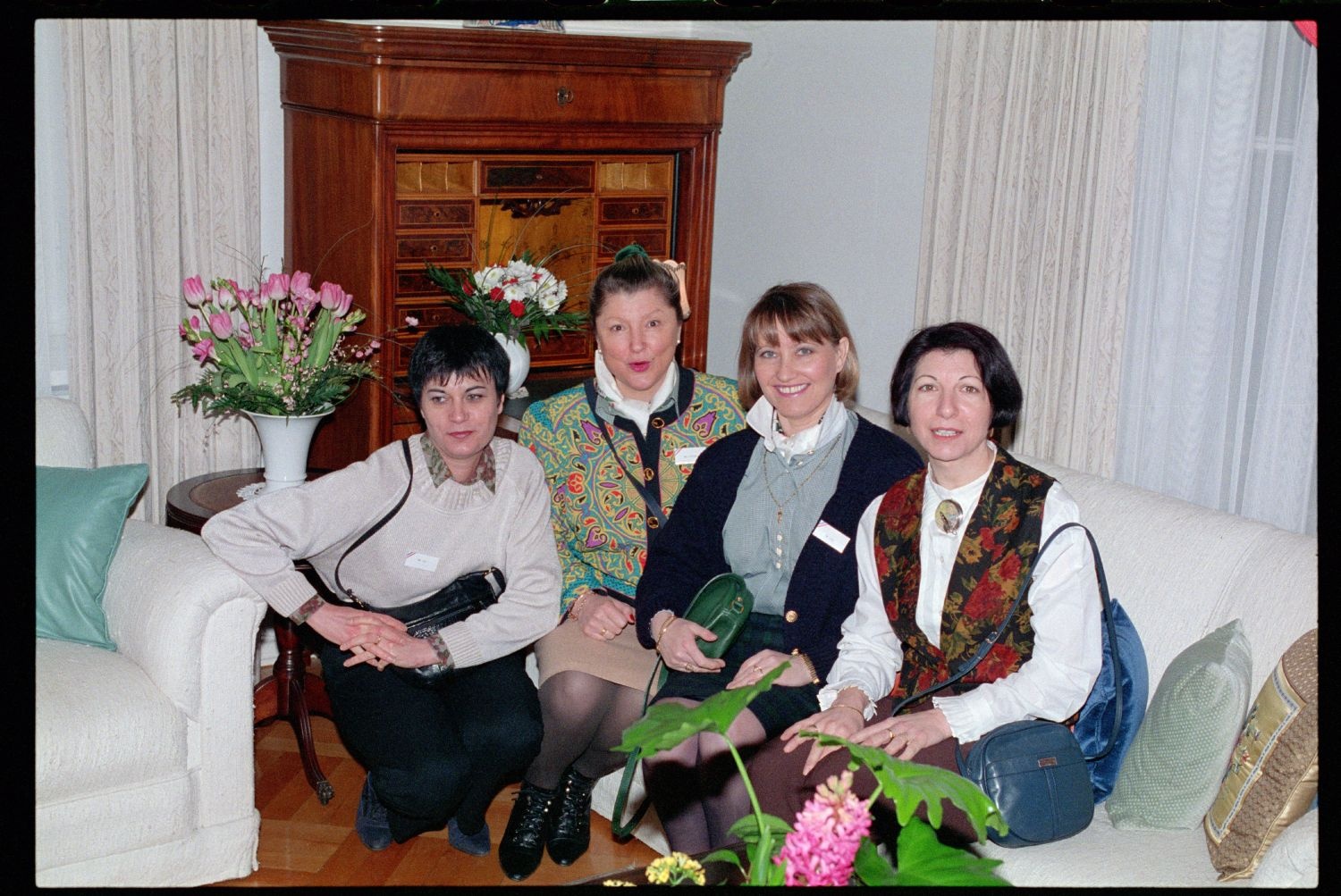 Fotografie: "St. Valentine’s Coffee Morning" der Allied Wives in der Residenz von Colonel Alfred W. Baker in Berlin-Dahlem