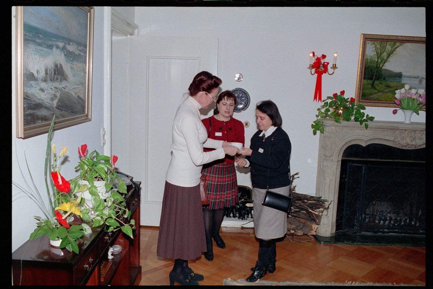 Fotografie: "St. Valentine’s Coffee Morning" der Allied Wives in der Residenz von Colonel Alfred W. Baker in Berlin-Dahlem