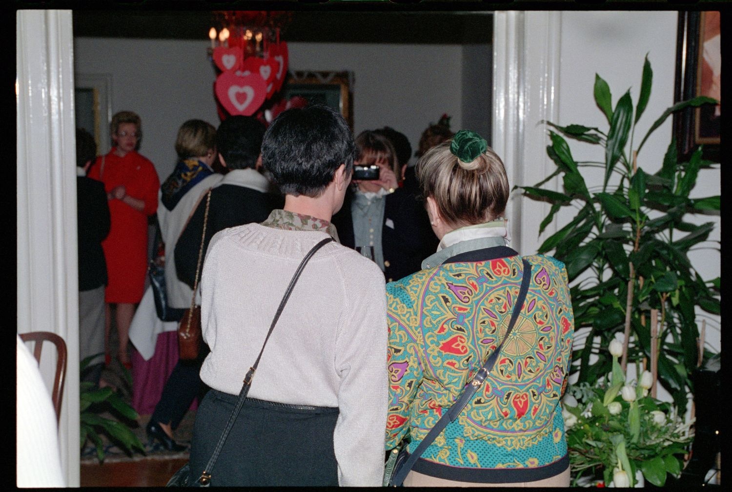 Fotografie: "St. Valentine’s Coffee Morning" der Allied Wives in der Residenz von Colonel Alfred W. Baker in Berlin-Dahlem