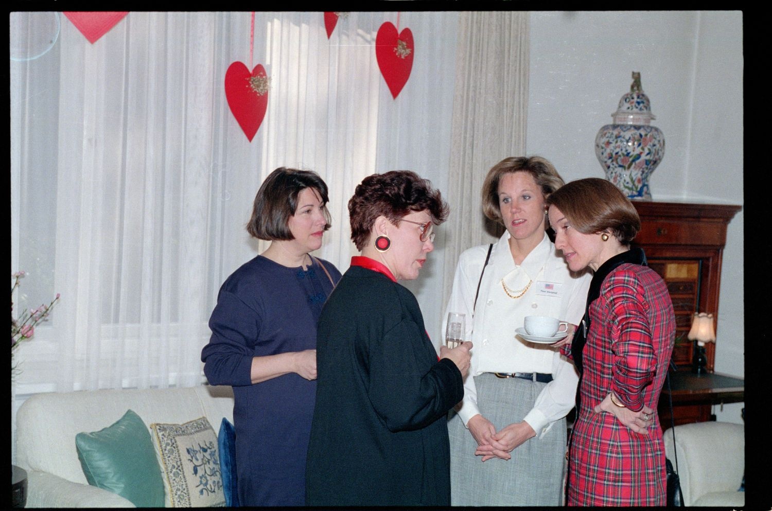 Fotografie: "St. Valentine’s Coffee Morning" der Allied Wives in der Residenz von Colonel Alfred W. Baker in Berlin-Dahlem